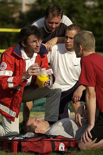 Foto: Unterweisung zur Ersten Hilfe bei Sportverletzungen.